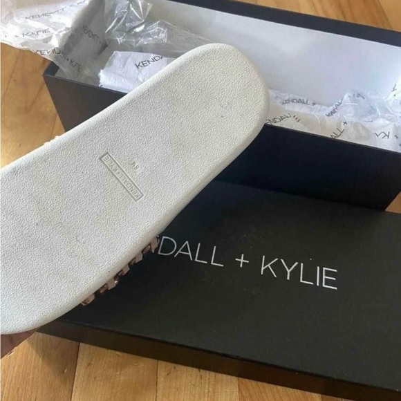Kendal & Kylie Slides - Picture 2 of 2